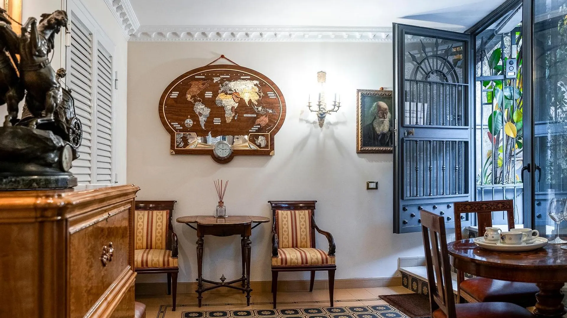 Regal House Roma Capucci 6 contacts